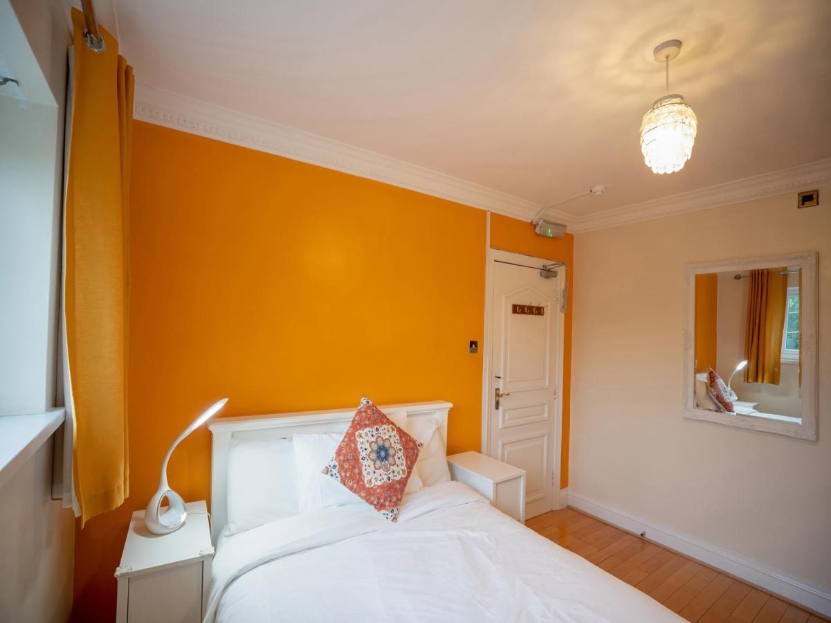 Oyo Oakcroft Guest House Manchester Airport Ringway Екстериор снимка